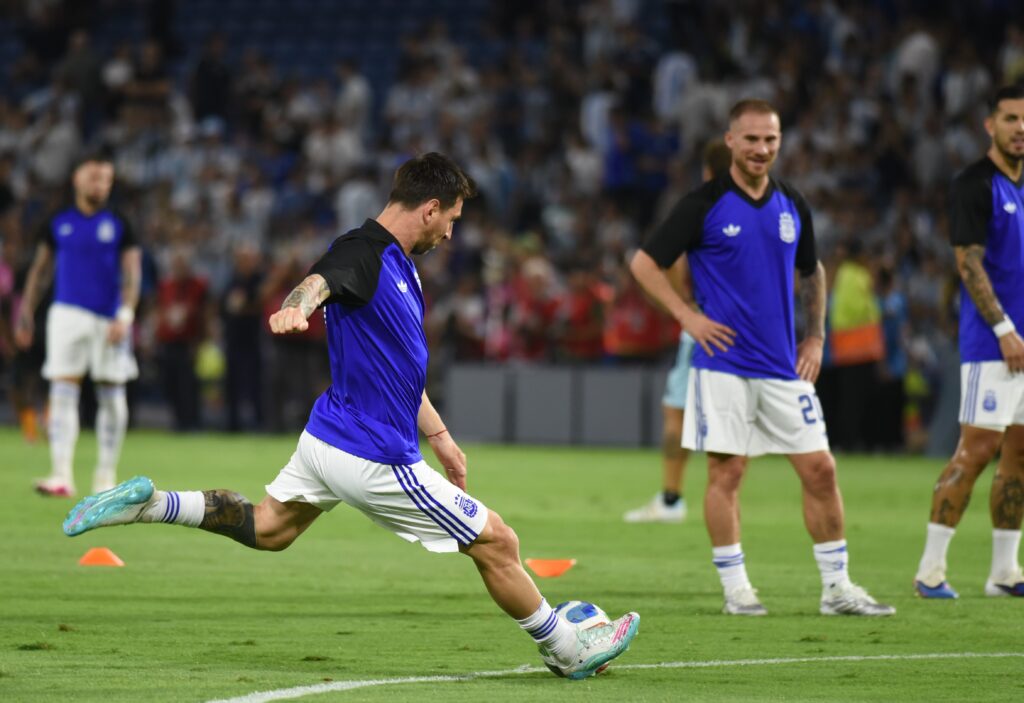 Entrada en calor de Lionel Messi para enfrentar en un amistoso internacional a Zambia, Foto Juan José García